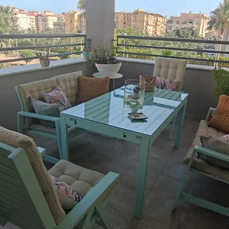 Se Alquila Muy Luminosa Con Bano Privado En Apartamento Compartido *